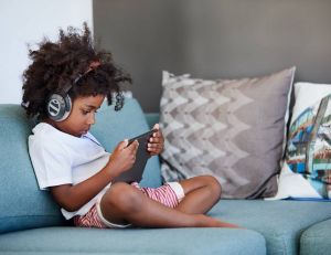 Enfants : comment les occuper sans écrans ? / iStock.com - kupicoo