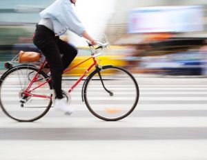 Enfourchez votre vélo en toute sécurité : nos conseils pratiques ! / iStock.com - olaser