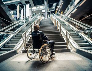 Espaces publics et accessibilité des handicapés : les règles à connaître / iStock.com - Cirano83