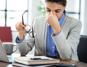 Fatigue oculaire : comment y remédier au travail ? / iStock.com - seb_ra
