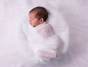 Faut-il emmailloter son bébé ? / Istock.com - RuslanDashinsky