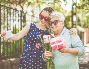 Fête des grands-mères : 5 cadeaux amusants à offrir / iStock.com - Eva-Katalin