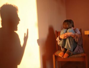 France : 1 enfant meurt tous les 5 jours sous les coups de ses parents / Istock.com - tomazl