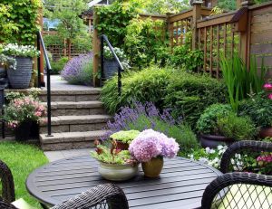 Garden staging : la nouvelle tendance pour mieux vendre sa maison / iStockcom-HannamariaH