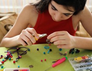 Grandes vacances : fabriquez des bracelets à perles avec vos enfants / iStock.com - sarra22