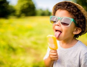 Grandes vacances : fabriquez des glaces à l'eau avec vos enfants / iStock.com - wundervisuals