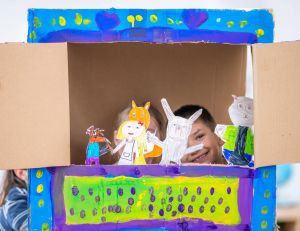 Grandes vacances : fabriquez un théâtre de marionnettes en carton avec vos enfants / iStock.com - HappyKids