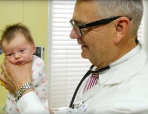 Extrait de la vidéo du Dr Hamilton présentant sa méthode pour calmer les pleurs d'un nourrisson