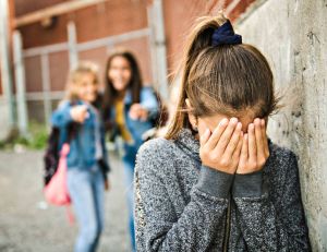 Harcèlement scolaire : les signes qui doivent alerter les parents, quelles aides ? / iStock.com-LSOphoto