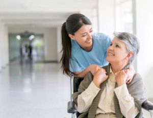 Hébergement des personnes âgées : choisir une famille d'accueil ou une colocation