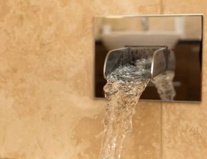 Imiter des pompes à eau publiques d’époque en adoptant les robinets cascades à la maison