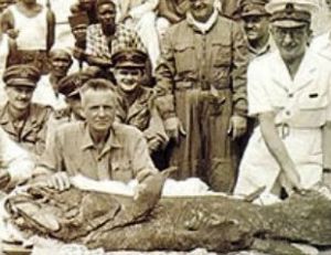 Le docteur Smith devant le deuxième coelacanthe péché au large des Comores, 1952