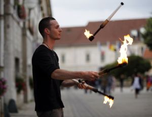 Un jongleur avec des massues de feu
