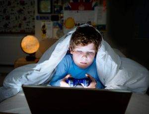 Jouer aux jeux vidéo avant de dormir troublerait le sommeil / iStock.com - ClarcklandCompany