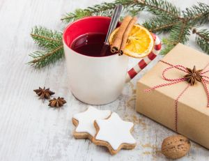 Journée internationale du thé : 3 astuces pour savourer son thé de Noël / iStock.com - diliananikolova