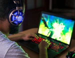 L'addiction aux jeux vidéo est-elle une maladie ? / iStock.com-sezer66