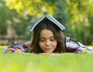 La bibliothérapie : lire pour lutter contre le stress dès le plus jeune âge / iStock.com - photosvit