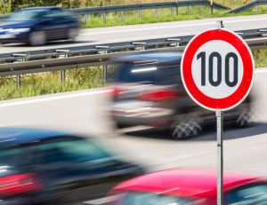 Le limiteur de vitesse devient obligatoire à partir de juillet 2022 / iStock.com - querbeet