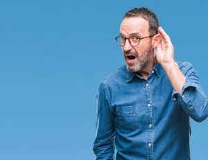 Le prix des appareils auditifs est-il toujours si élevé en 2019 ? / iStock.com - AaronAmat