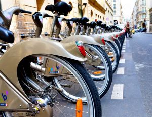 Le vélo, un mode de transport de plus en plus apprécié par les Français / iStock.com-apeyron