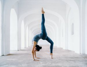 Le yoga aérien : une approche ludique pour se relaxer et renforcer son corps