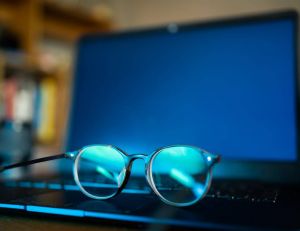 Les lunettes anti-lumière bleue sont-elles vraiment efficaces ? / iStock.com - Wachiwit