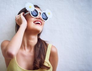 Les lunettes de soleil à adopter pour le printemps-été 2019 / iStock.com - PeopleImages