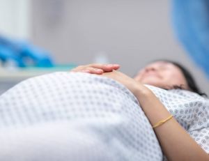 Les positions qui soulage la douleur pendant l'accouchement / Istock.com - FatCamera