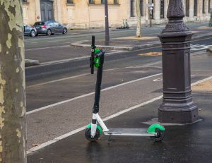 Les trottinettes électriques bannies des trottoirs de Paris / iStock.com - stsvirkun