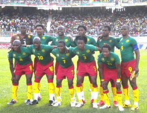 L'équipe du Cameroun au grand complet lors de la dernière CAN, janvier 2010. Lions indomptables ou crevettes ?