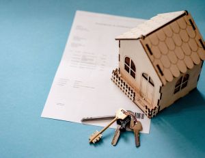 Logements squattés : les propriétaires peuvent se faire assister par un huissier pour une évacuation en 72 h / pixabay.com - VisionPics