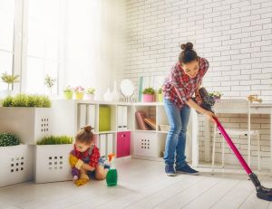 Maison : comment organiser les tâches ménagères dans la famille ? / iStock.com - Choreograph