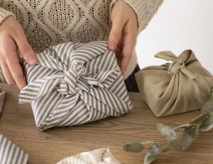 Maîtriser l’art du Furoshiki pour emballer cadeaux et objets de manière écologique