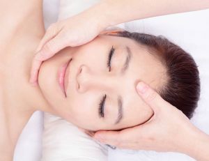 Mardi conseil : le massage kobido, ce soin anti-âge naturel / iStock.com - RyanKing999