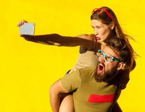 #Mardi Conseils : découvrez le vocabulaire du selfie ! / iStock.com - Khosrork