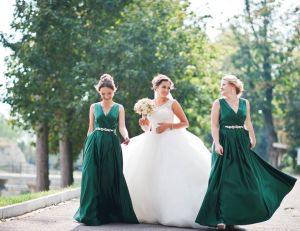 #Mardi Conseils : quelle tenue pour assister à un mariage ? / iStock.com - ASphotowed