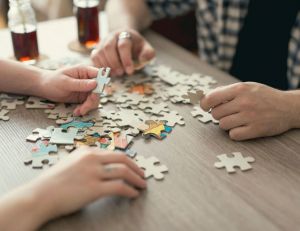 Mémoire, détente, concentration : les atouts du puzzle et des jeux de casse-tête / iStock.com - vladans
