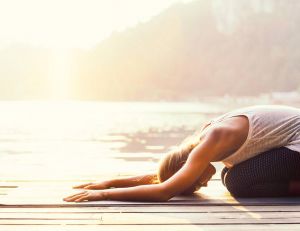 #MondayMotivation : 3 postures de yoga à faire le matin / iStock.com - microgen