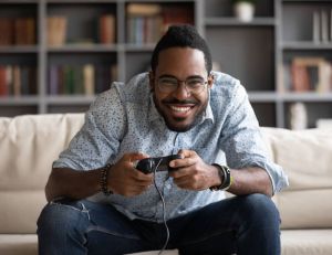 Netflix va lancer un service de jeux vidéo en streaming dès 2022 / iStock.com - fizkes