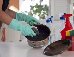 Nettoyage de la cuisinière avec du savon noir : astuces et conseils / iStock.com - aydinynr