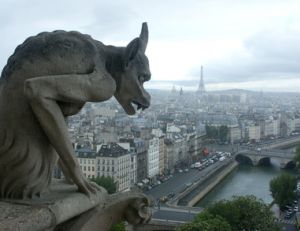 Une chimère sur le toit de Notre-Dame à Paris