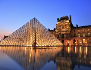 Le musée du Louvre de nuit