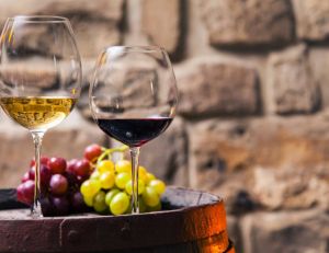 Œnologie : quelles différences entre un vin blanc et un vin rouge ? / iStock.com - piranka