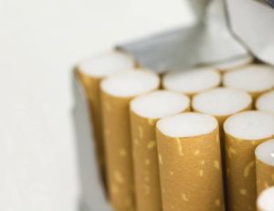 Les paquets de cigarettes neutres sont attendus dans les bureaux de tabac en mai