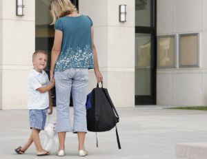 Les municipalités sont de plus en plus nombreuses à sévir pour enrayer les trop nombreux retards des parents à la sortie de l'école...