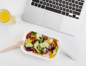 Pause déjeuner au bureau : comment s'occuper pour un vrai moment de détente ? / iStock.com-LightFieldStudios