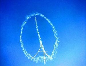 Le symbole Peace for Paris immortalisé dans le ciel lyonnais