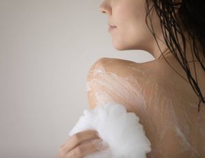 Peut-on se doucher tous les jours sans s'abîmer la peau ? / Istock.com - fizkes