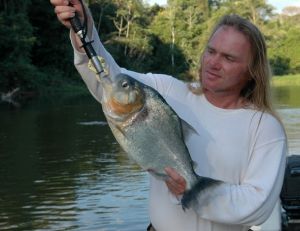 Arnaud Filleul avec une prise de piranha blanc sur le Rio Colorado, au Brésil © Arnaud Filleul