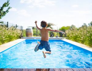Piscines privées : quelles précautions indispensables pour la baignade de vos enfants  ? / iStock.com - amriphoto